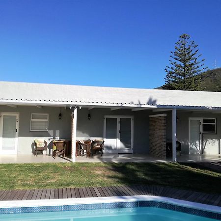 Livesey Lodge Guest House Hermanus Bagian luar foto