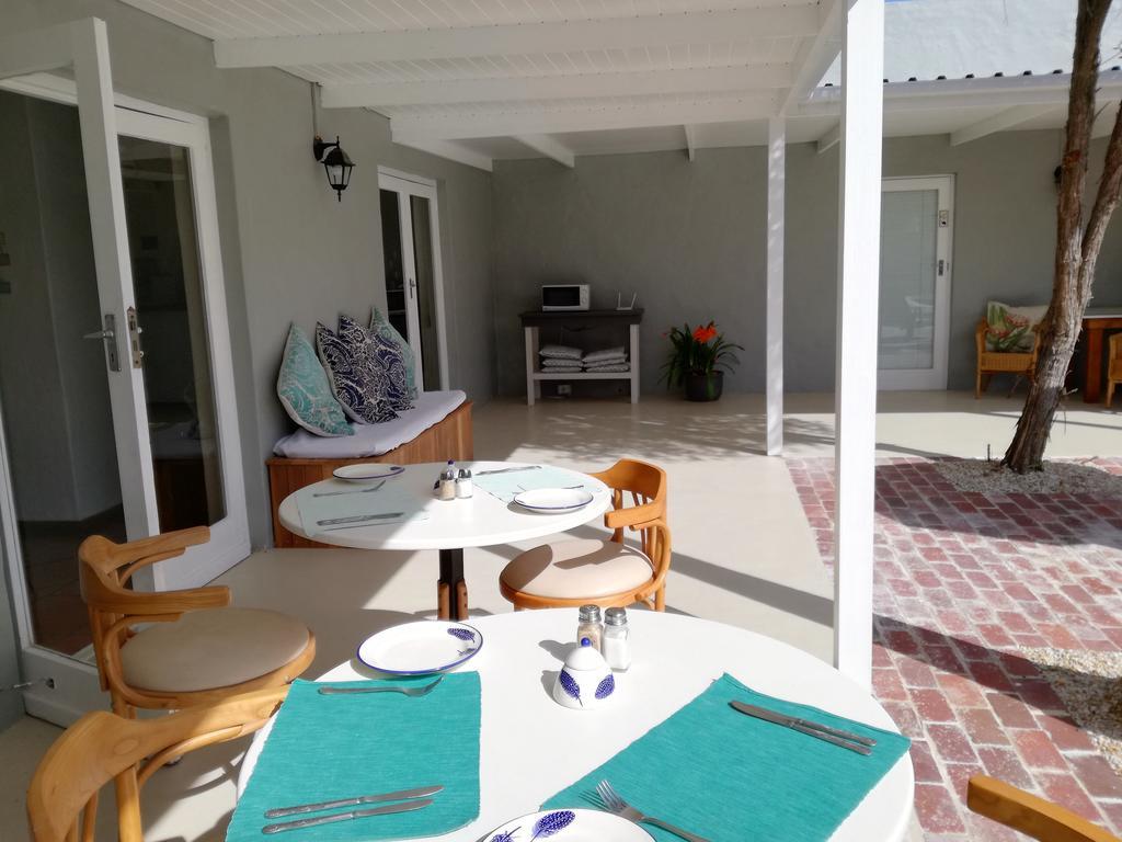 Livesey Lodge Guest House Hermanus Bagian luar foto