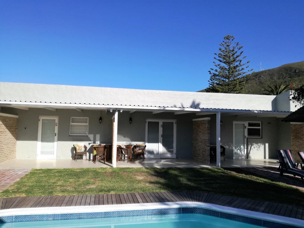 Livesey Lodge Guest House Hermanus Bagian luar foto