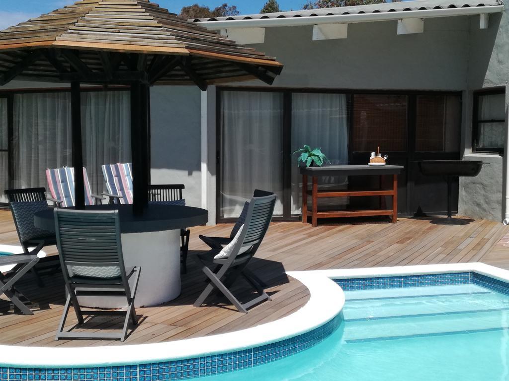 Livesey Lodge Guest House Hermanus Bagian luar foto